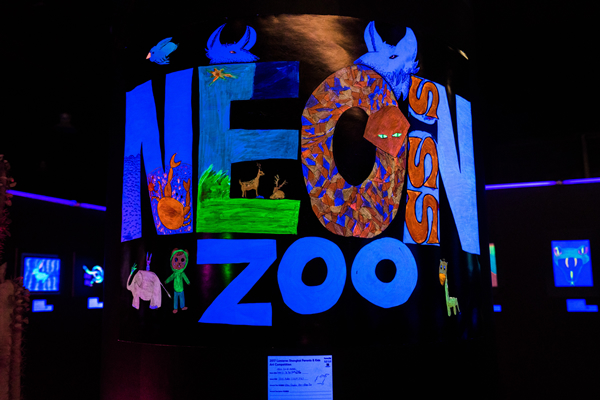 《荧光动物园》（Neon Zoo）