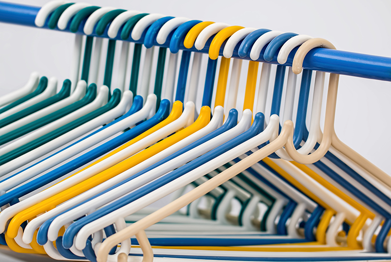 clothes-hangers-hangers-plastic-39518.jpg